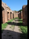 04047 ostia - regio i - insula vii - via dei misuratori del grano - blick aus ri osten.jpg